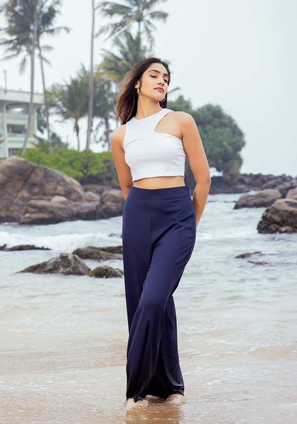 SOYA SHOLDER WHITE CUTOUT CROP TOP